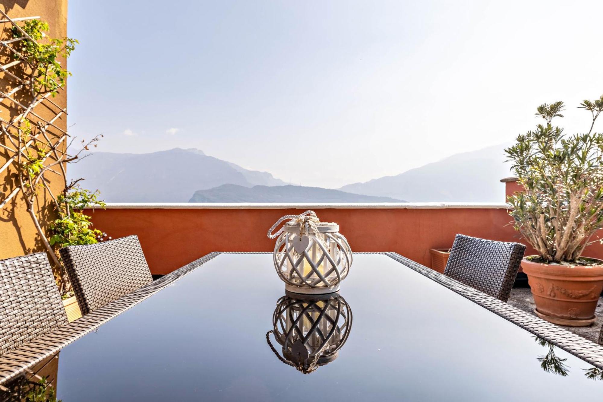 Casa Sara With Swimming Pool Apartment Riva del Garda Exterior photo